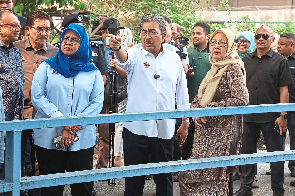 Johari flanked by Dr Zaliha and Maimunah (in blue) at the bridge during the multi-agency visit. — Photos: AZMAN GHANI and FAIHAN GHANI/The Star