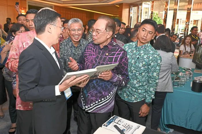 Anwar urges semiconductor industry: Products must be made by Malaysians