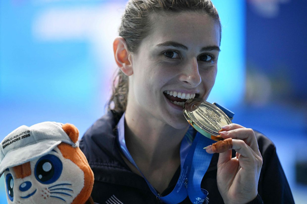 Australia's diver Maddison Keeney holds her gold medal after competing in the final of the women's 1m springboard diving event during the 2025 World Aquatics Championships in Singapore on Saturday, July 26, 2025. -- Photo by Oli SCARFF / AFP