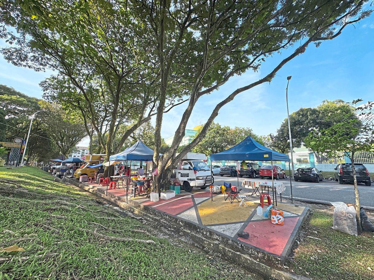 Temporary trading lots like these have been created by MPAJ. Hawkers who intend to set up coffee stalls should try to apply for one of these lots.