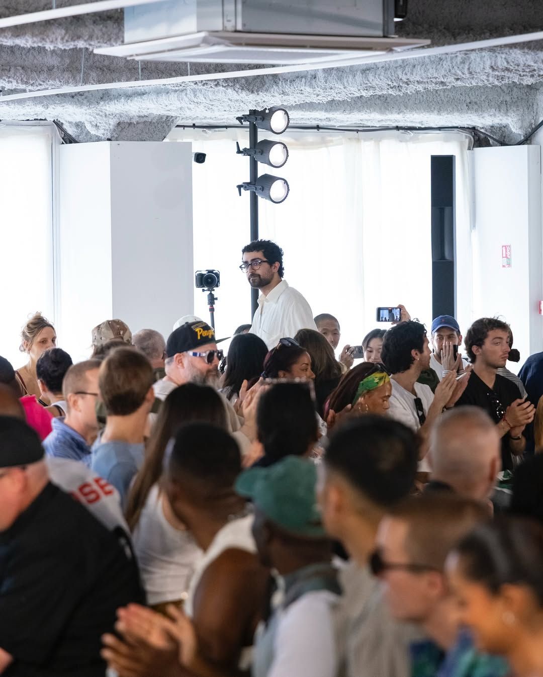 Kartik Kumra dessine une photo ici marchant sur la piste à la fin de son premier spectacle de Paris Fashion Week. Photo: Instagram / Kartik Research