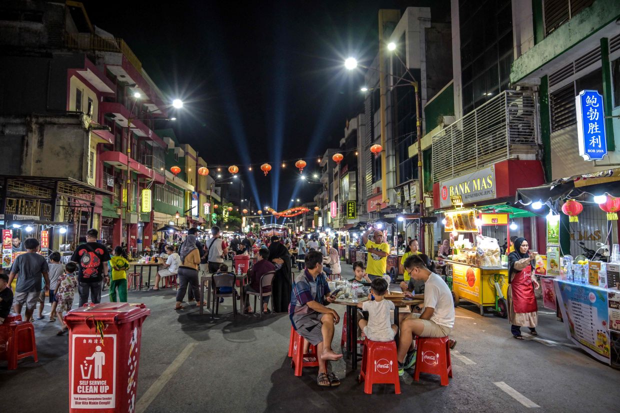 People enjoy their dinner at the China district in Surabaya. -- Photo by Juni KRISWANTO / AFP