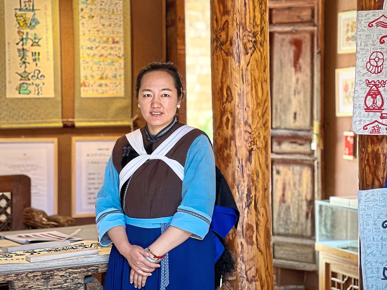 Esther spends her time doing handicraft at Baisha Ancient Town.