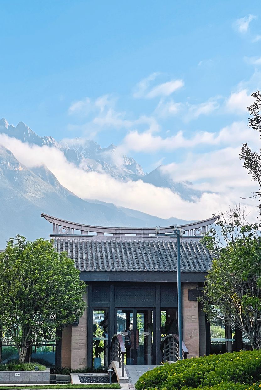 The resort sits at the foothill of the Jade Dragon Snow Mountain.