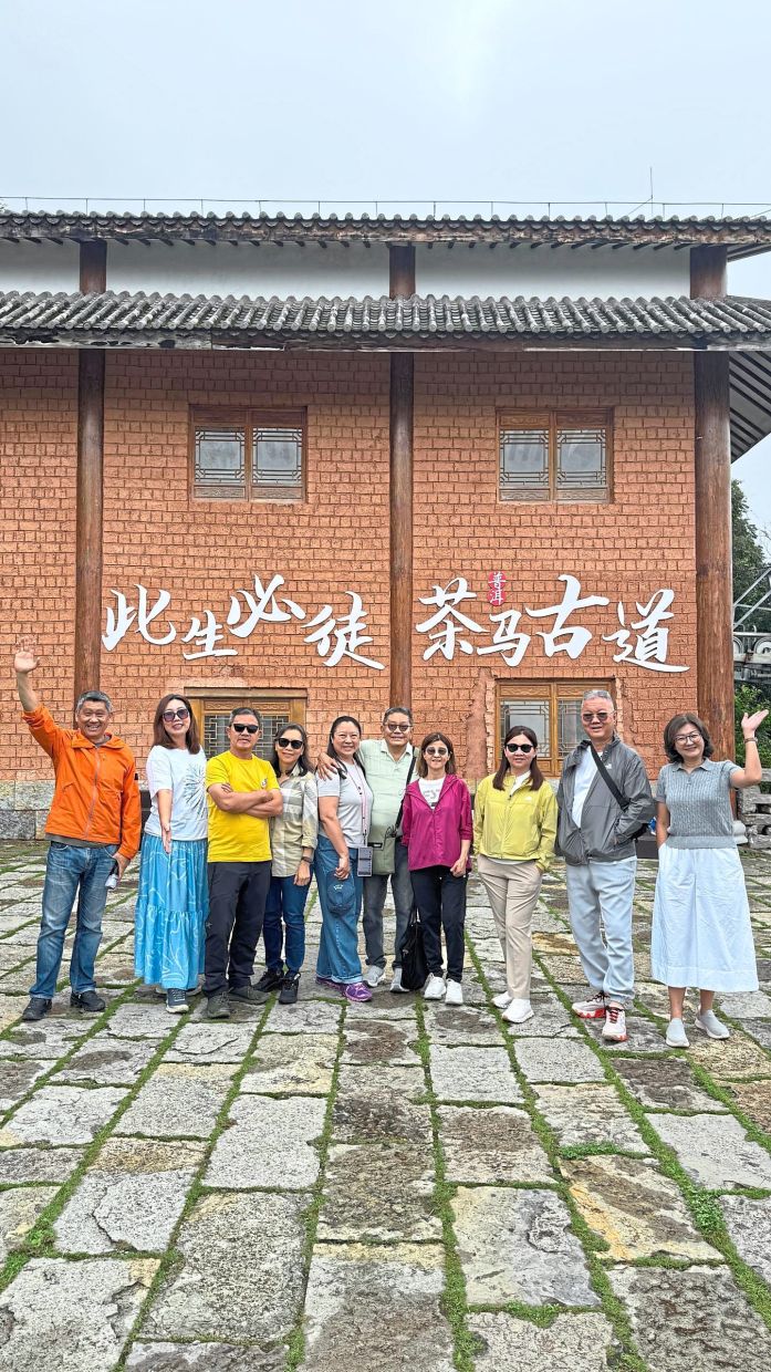 专栏作家（左）和他的旅行伙伴曾经冒险进入云南省的普尔市，被认为是中国茶文化的发源地。 