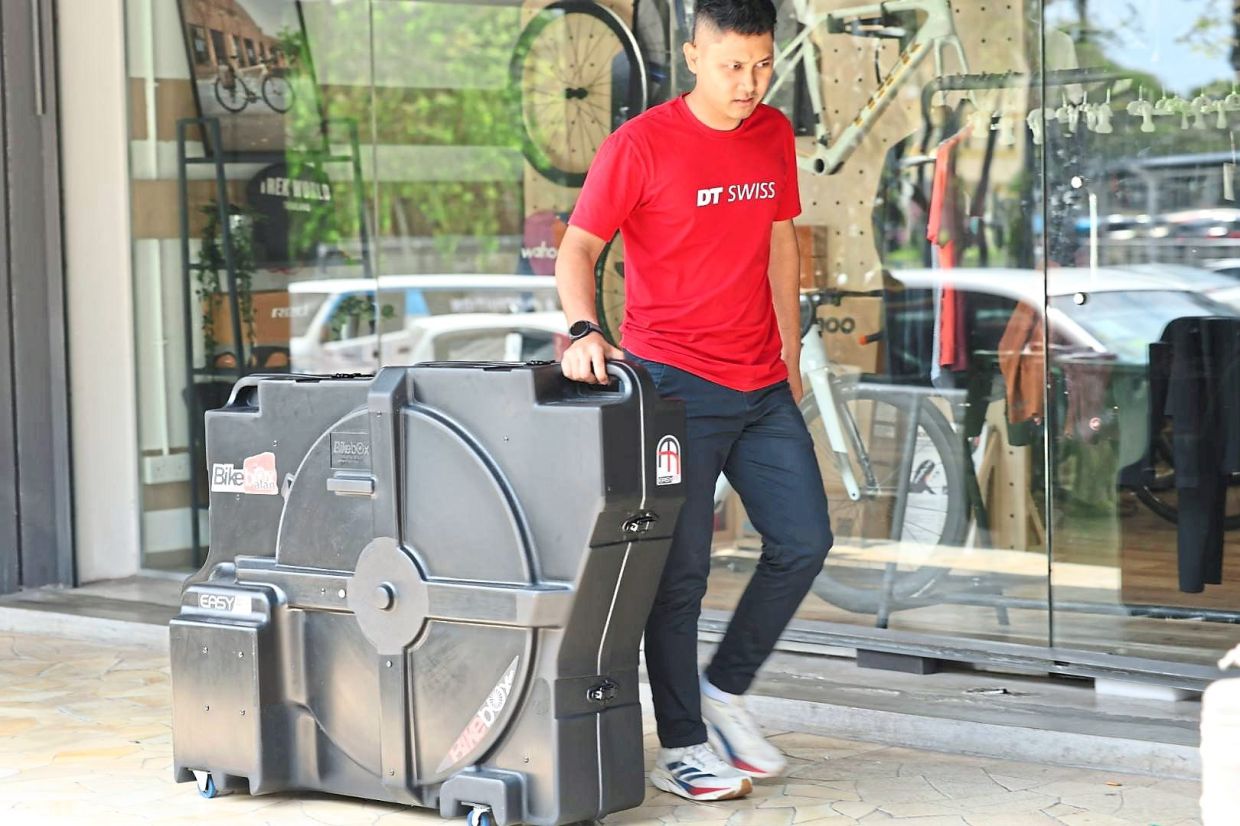 This hard case is built with coaster wheels for ease of transportation.