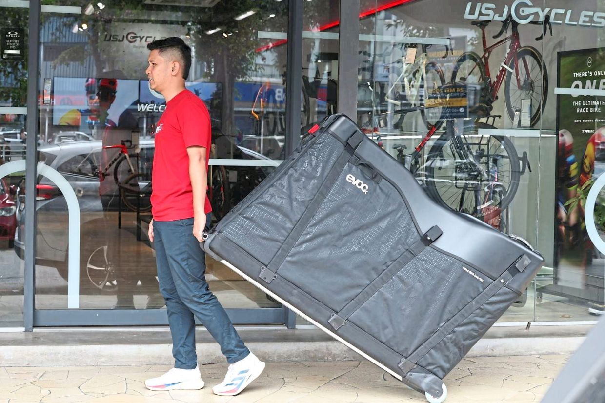 For those seeking a middle ground, semi-rigid bike luggage offers a compromise between protection and portability.