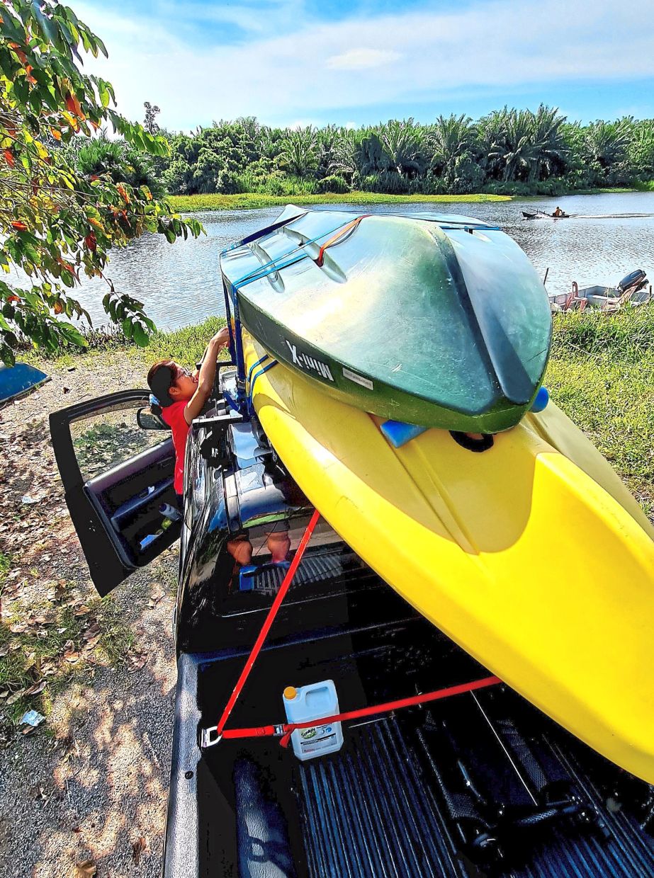 Observe that when carrying two kayaks, each one is strapped individually to the roof rack.