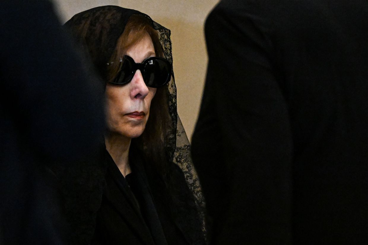 Lebanese icon Fairuz receives condolences at her son Ziad Rahbani’s funeral at Mhaidseh’s Greek Orthodox Church in Bikfaya on July 28. Photo: AFP