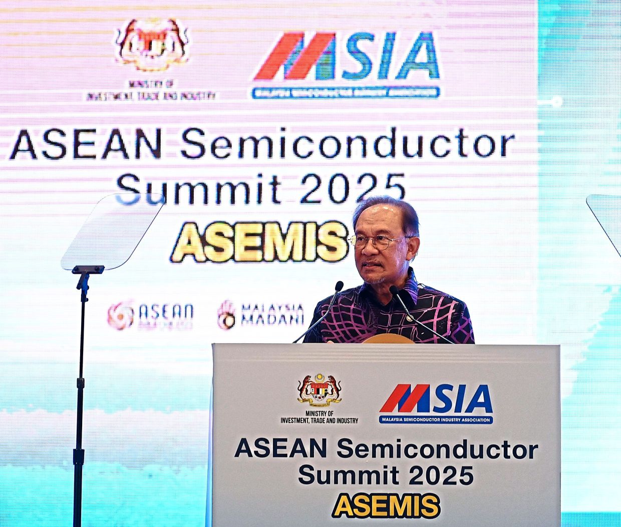 Anwar delivering his keynote address at the inaugural Asean Semiconductor Summit 2025.