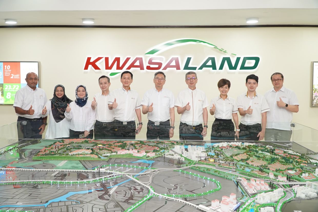 Hock San (seventh from left), together with Adenan (beside Hock San), posing for a group photo with senior representatives from both companies.