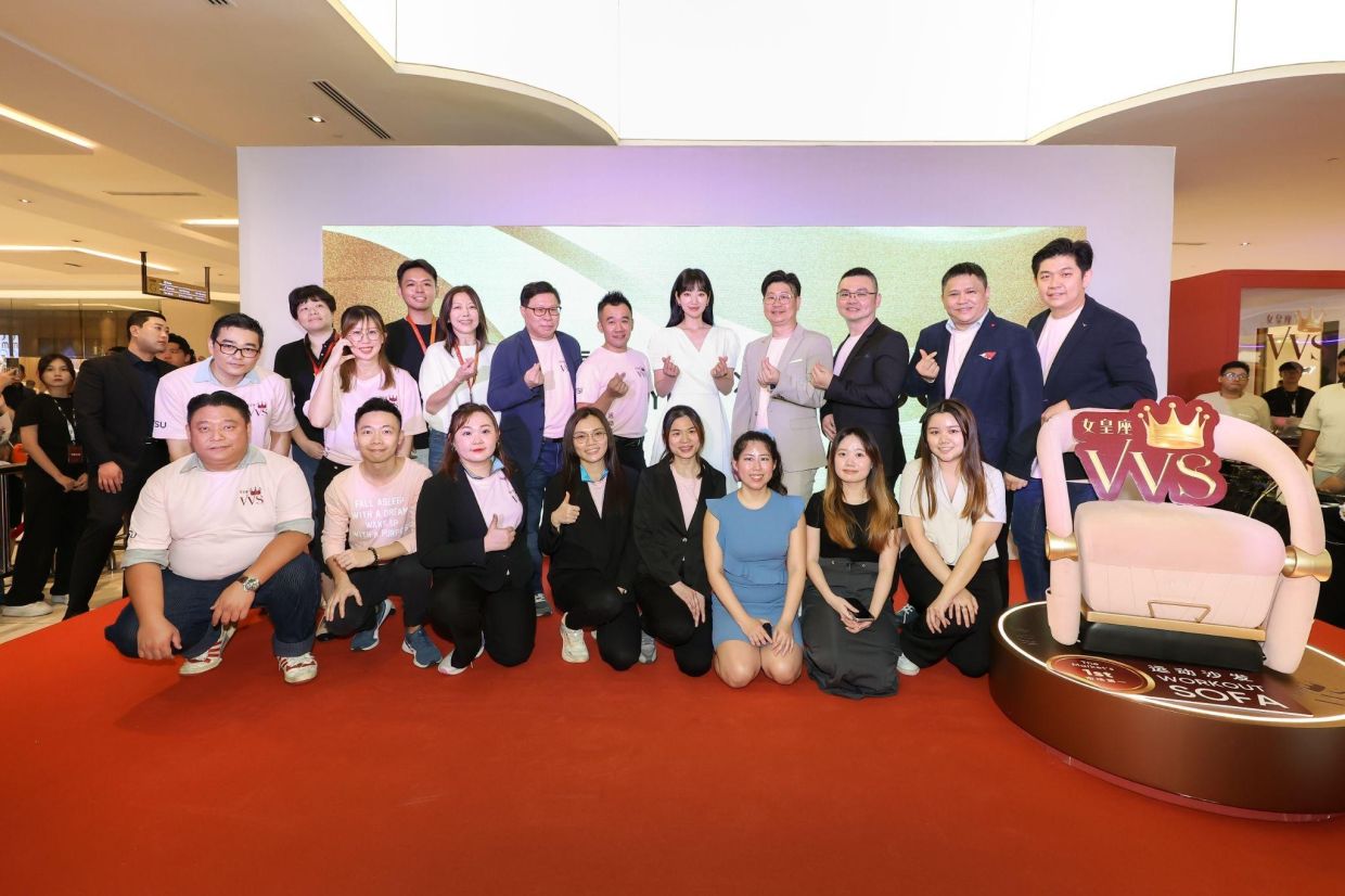 1Utama advertising and promotions team Yap Yee Leng (second from left), Bryan Chin (fourth from left), and Chai Ai Ping (fifth from left) together with the ITSU team.