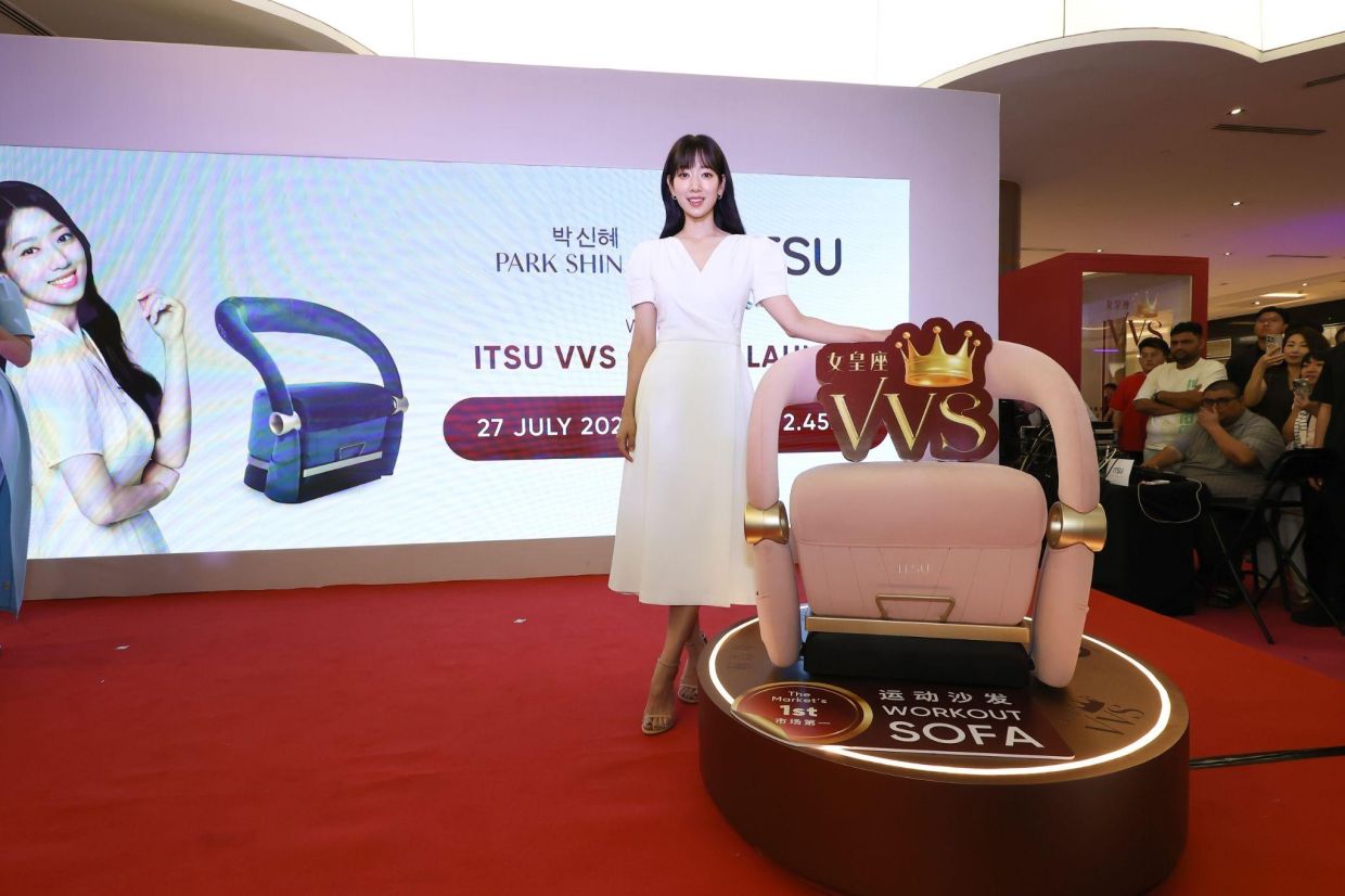 South Korean superstar and ITSU VVS product ambassador Park Shin Hye at the launch in 1Utama Shopping Centre.