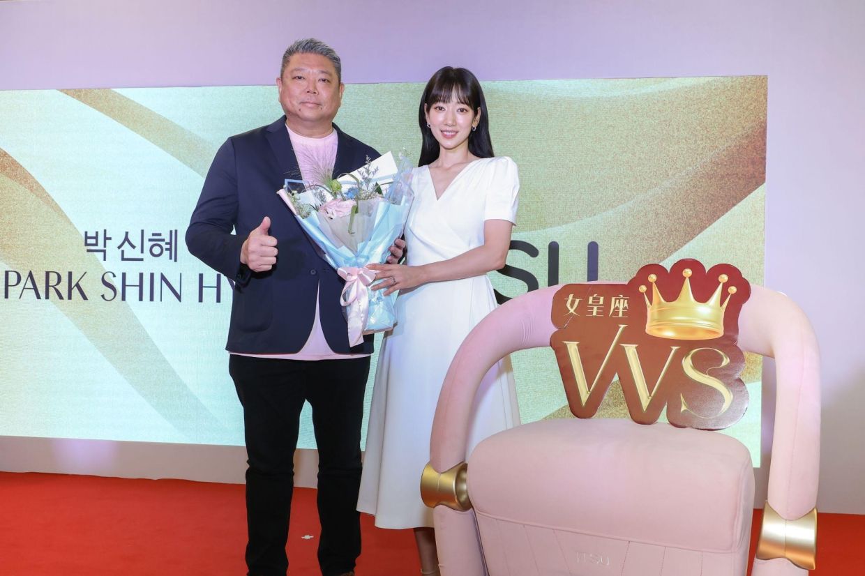 Shin Hye was greeted by Cheah at the event.