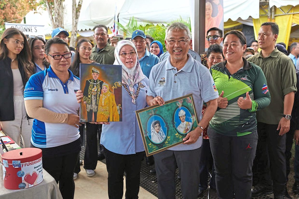 Sultan of Pahang Al-Sultan Abdullah Ri’ayatuddin Al-Mustafa Billah Shah and Tengku Ampuan of Pahang Tunku Azizah Aminah Maimunah Iskandariah receiving their wedding portrait from Rosemary (front row, left) in 2023. — Bernama 