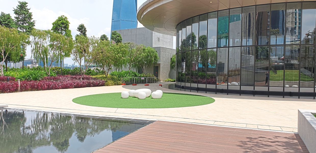 LaLaport BBCC’s serene rooftop garden is a green sanctuary in the city. The retail destination is one of the components of the Bukit Bintang City Centre development that offers Public Open Space in Private Schemes (OS4) in Kuala Lumpur. Image: LaLaport BBCC