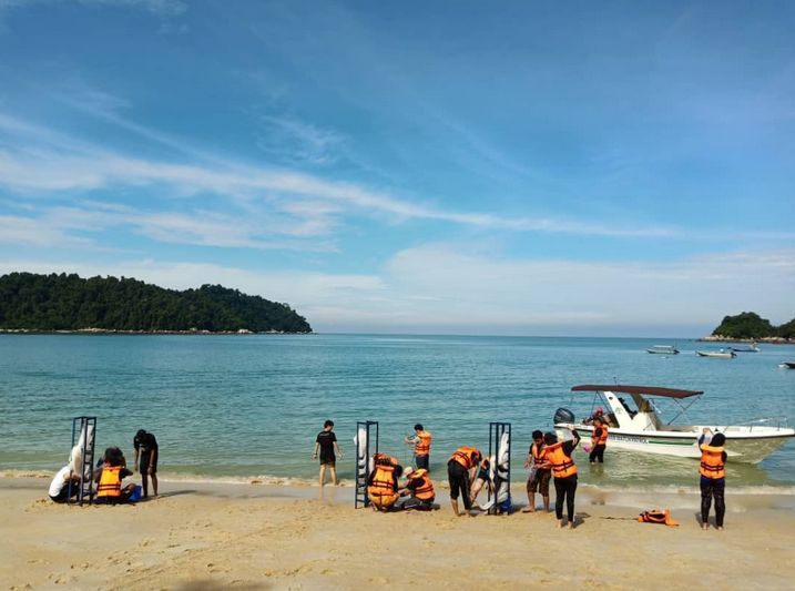 UTP students conducting field measurements