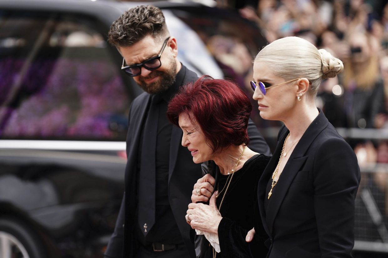 Fans von Ozzy Osbourne säumen die Straßen von Birmingham, um den Star von ...