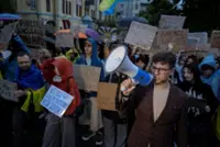 Zelenskiy, moving to defuse crisis, restores power of anti-graft agencies