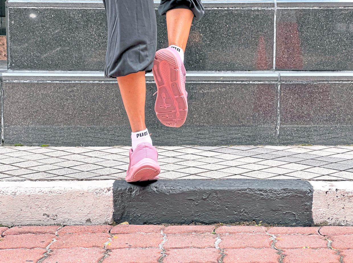 Lift the non-injured foot off without dropping the other heel that is on the step.