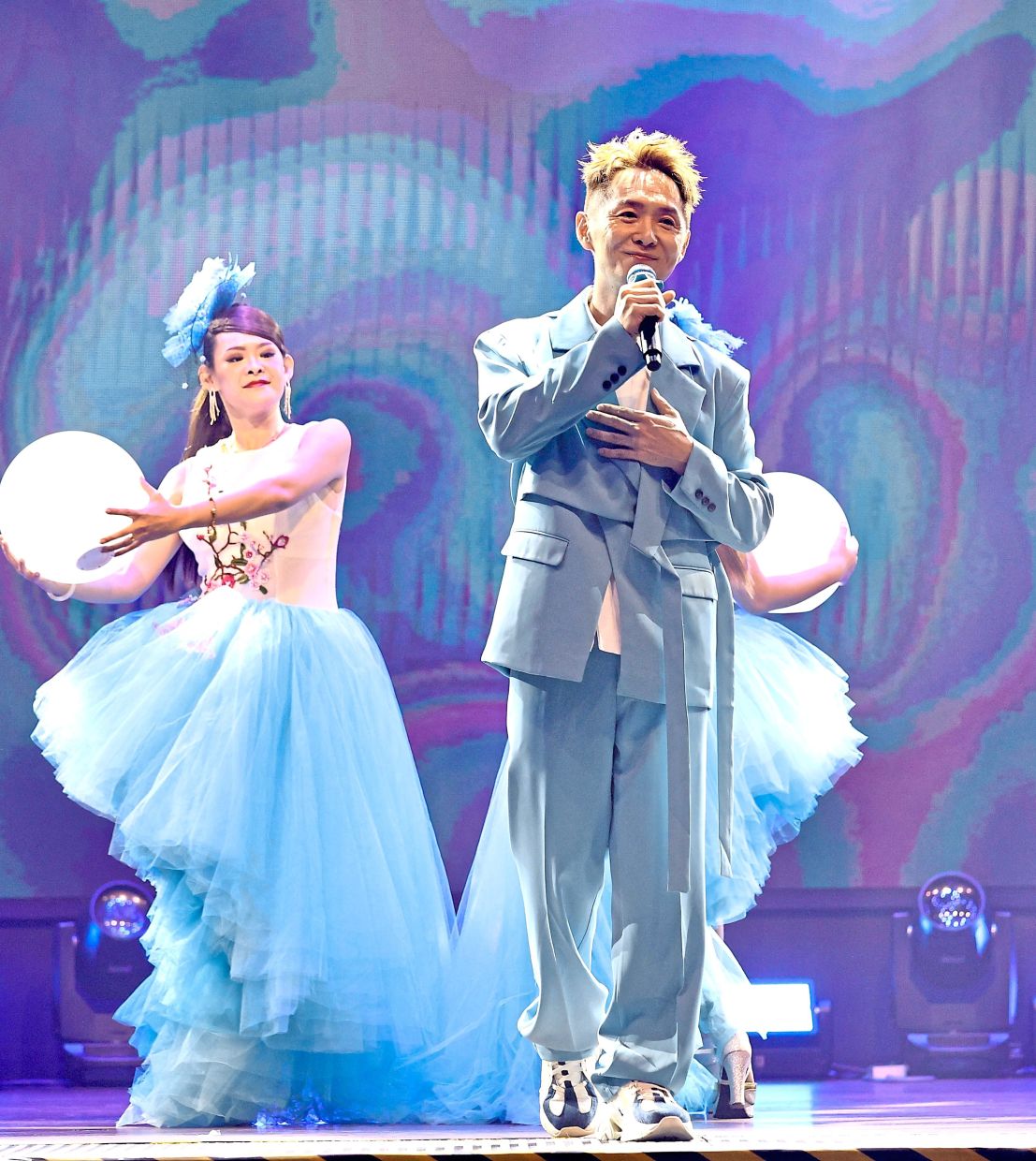 Entertainment at the dinner included a touch of nostalgia and a performance by Lay (below).