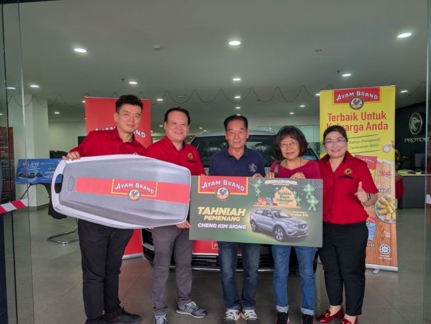 Cheng Kim Siong (third from right) receiving a Proton X70 grand prize after winning the recent Rezeki Raya Dikongsi Bersama contest.