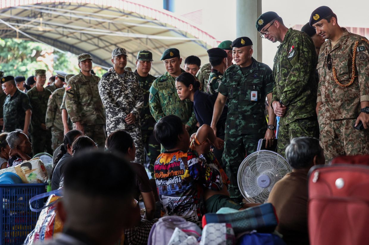 Foreign military attaches from major powers and Asean member countries, along with diplomats from 23 countries and Thai military personnel, visit a shelter in Sisaket province following a ceasefire between Cambodia and Thailand, where displaced people have been staying since July 24, in Sisaket province, Thailand, August 1, 2025. -- Photo: REUTERS/Chalinee Thirasupa