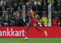 Soccer-Galatasaray break Turkish transfer record to sign Osimhen from Napoli