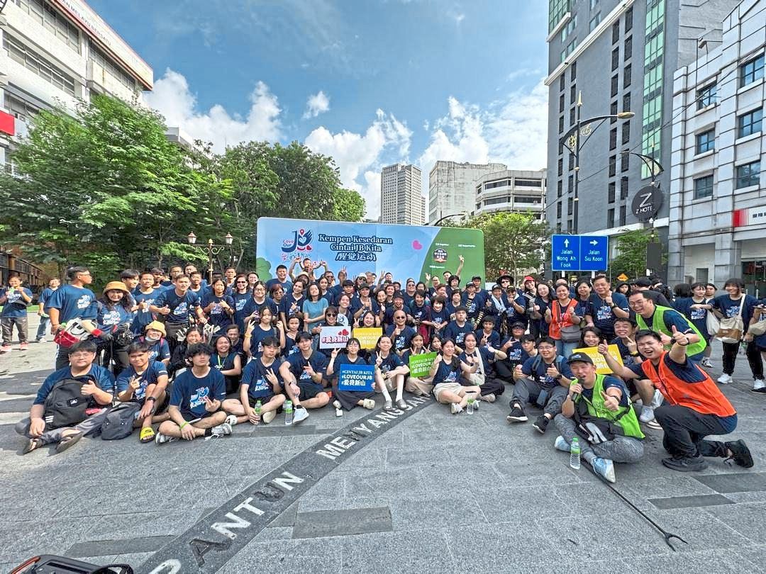 Participants taking a group photo after the cleanupprogramme organised by Johor Baru Chinese Pastors Fellowship.