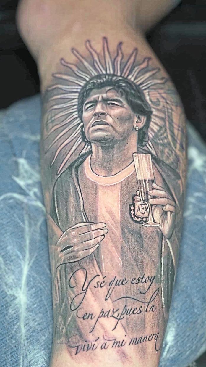 A tattoo of Maradona on Hidalgo’s hand.