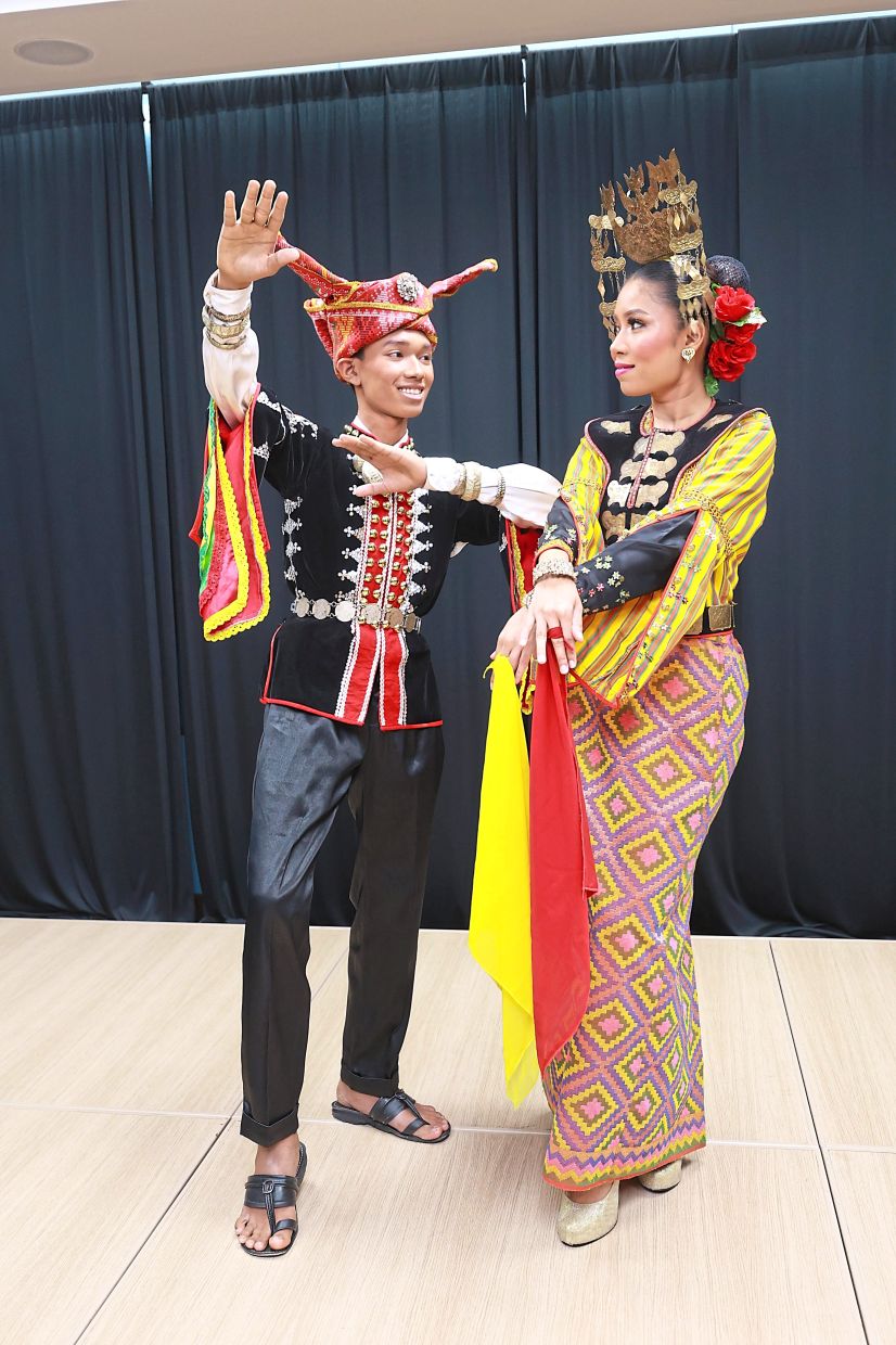 Ninie Marlina and Iznur Aireel dressed in Bajau traditional costume.