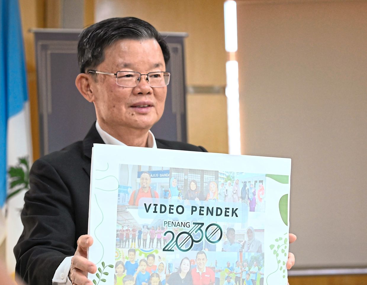 Chow unveiling the short video series for Penang2030 vision at his office.