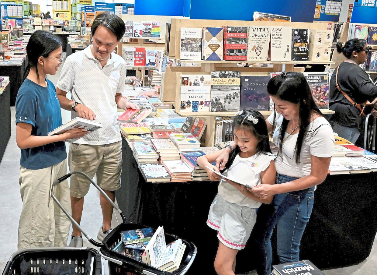 Kids still drawn to physical books