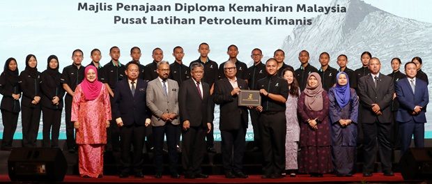 Sabah Assembly Speaket Datuk Seri Kadzim Yahya presenting a sponsorship award to a student during thePETRONAS 2025 Education Sponsorship Award Presentation ceremony in Kota Kinabalu.