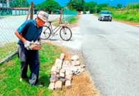 This ‘Loh Mai Kai’ fills potholes
