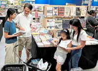 Kids still drawn to physical books