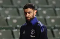 Soccer-Fernandes critical of 'lazy' Manchester United in pre-season draw with Everton