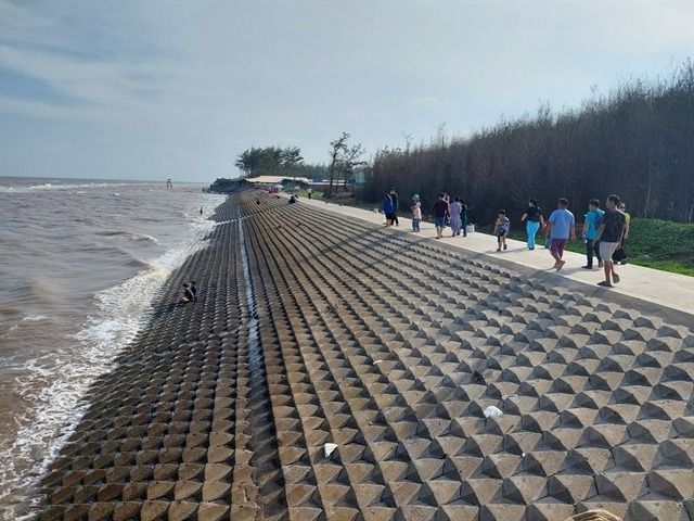 Wave-reducing embankments in Vinh Long Province have been built to protect the coastline from erosion and to support the upgrading and development of coastal tourism. — VNA/VNS 
