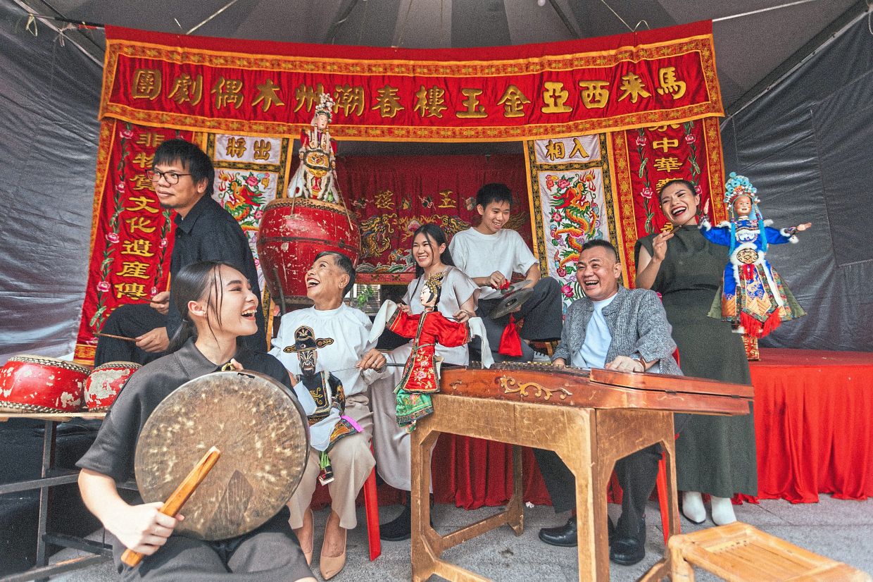The Goh family (back, from left): Lih Tat, Toh, Sin Ee, Yi Han, Goh Shan and Ling Goh; front: Sin Jie.