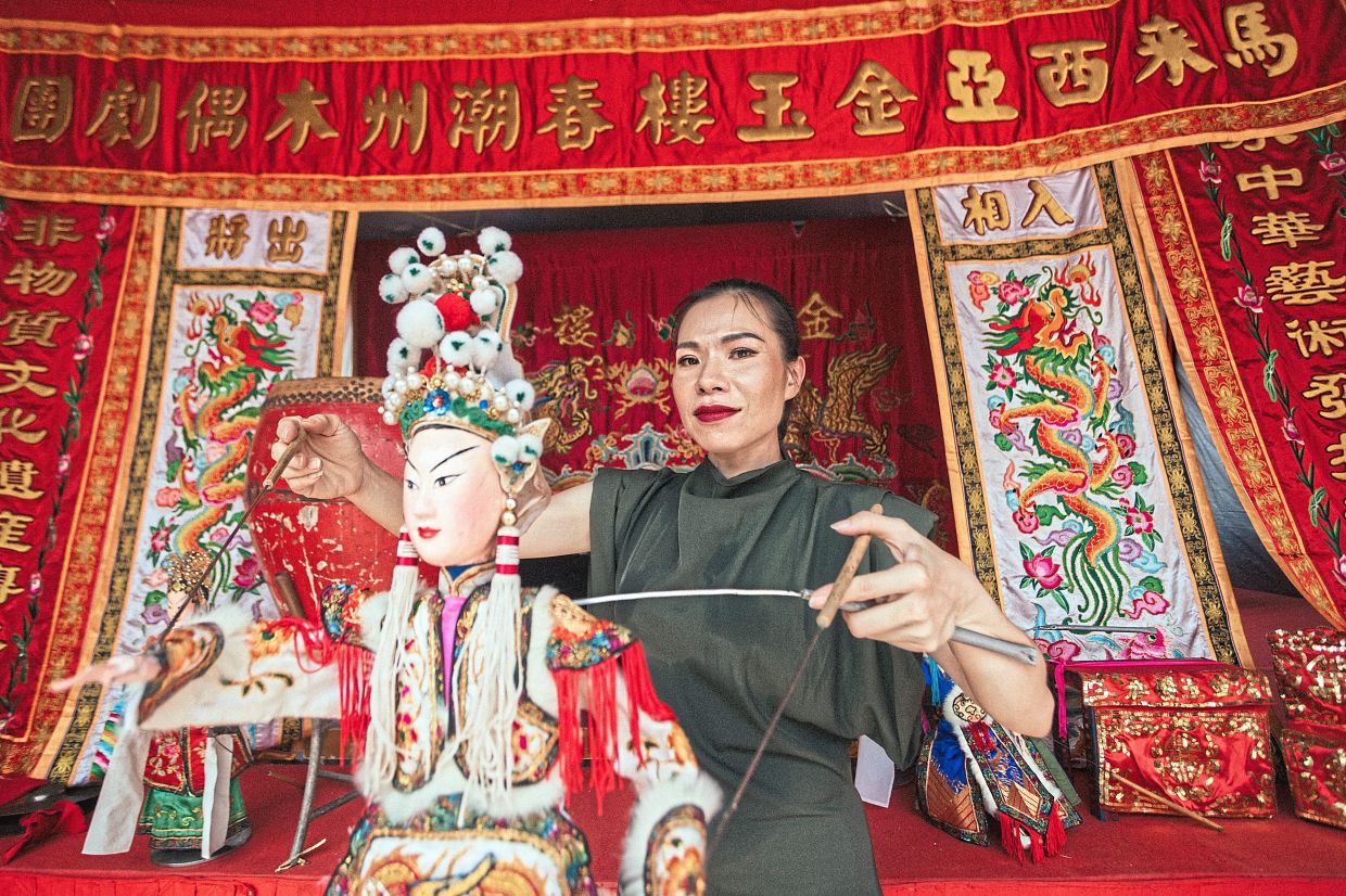Ling established the Teochew Puppet and Opera House in 2014 and founded the Iron Gang Puppet Theatre in 2022.