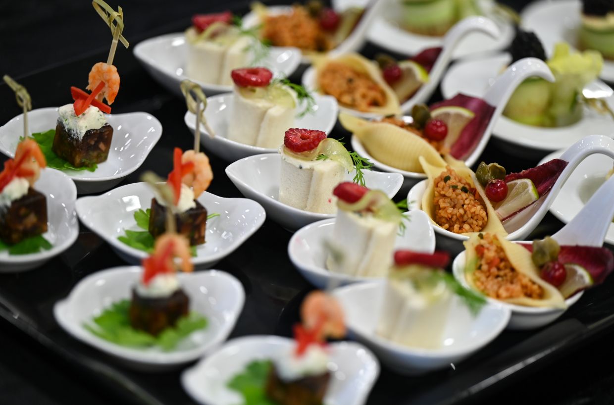 Check the buffet first and decide what you really want and what you can skip. Photo: Arne Dedert/dpa