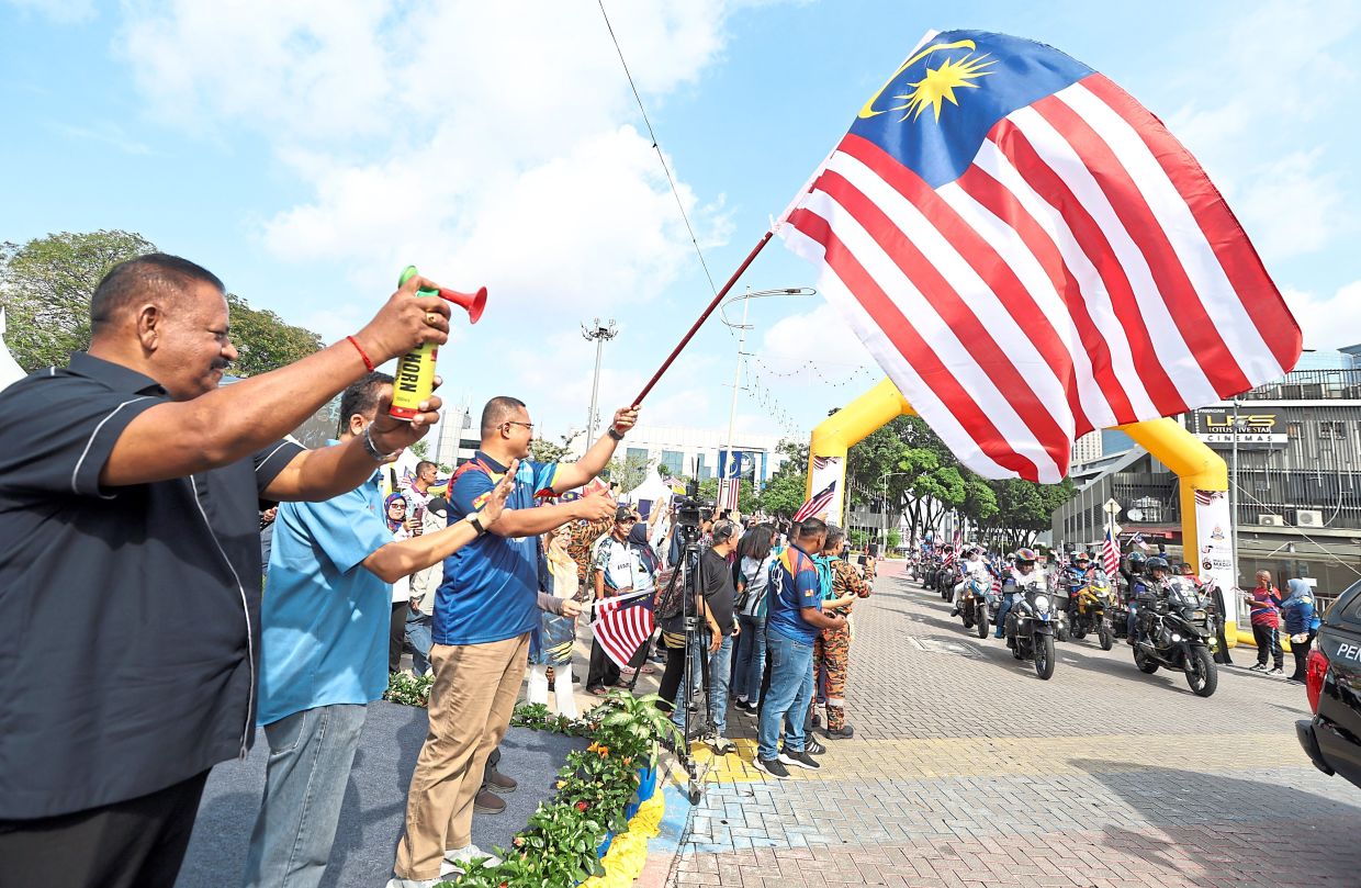 The ‘Kembara Merdeka Jalur Gemilang’ convoy being flagged off.
