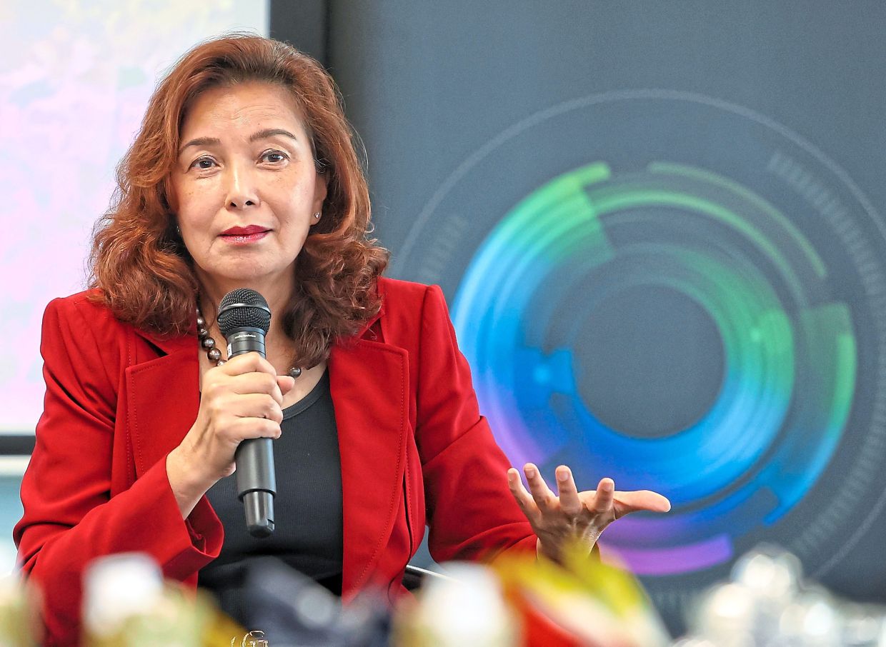 Hamidah advises participants to continue learning in areas they lack knowledge.