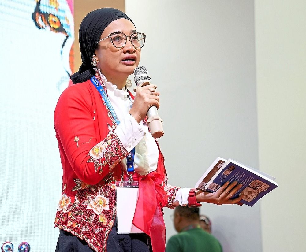 Indonesian author Okky Madasari, one of the invited speakers, sharing about her books. 