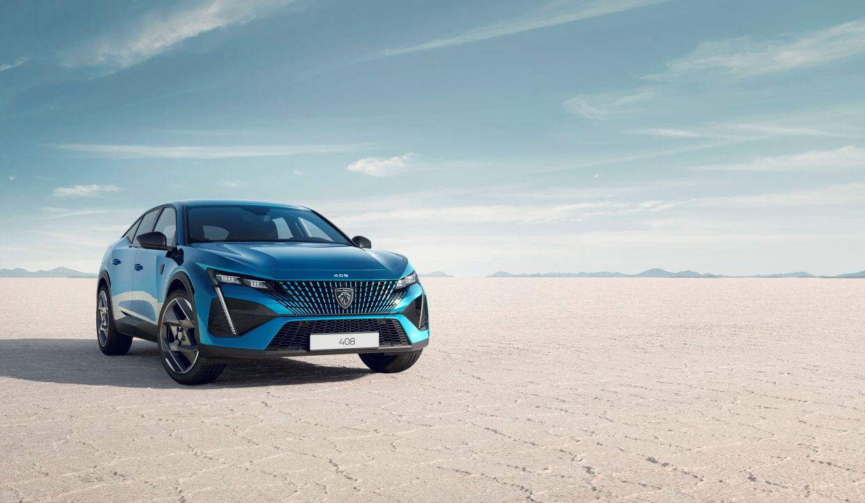 The Peugeot 408 GT distinguishes itself with a striking chrome front grille, with body-coloured vertical slats, and stylish 20-inch Monolithe Black wheels.