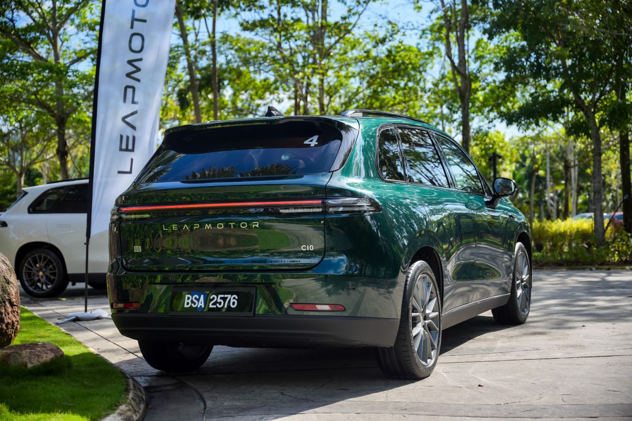 Available in four elegant colours, the C10 in Glazed Green is exclusively paired with the new Camel Brown interior.