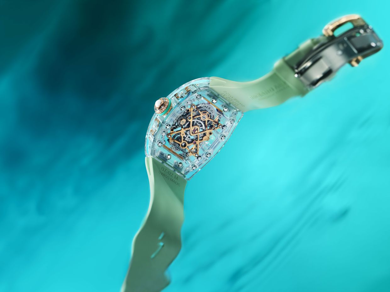 Fusing the purity of sapphire with uniquely undersea light effects, each model takes you on a unique voyage.