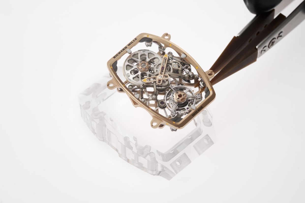 Styled like a cathedral, the 5N red gold flange generates volume.