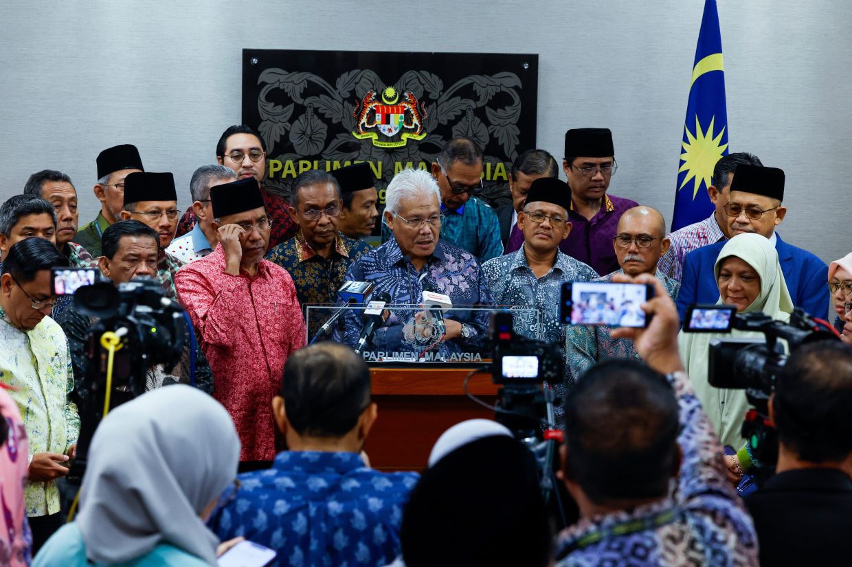 Opposition holds off no-confidence motion against PM pending Speaker&#039;s ruling