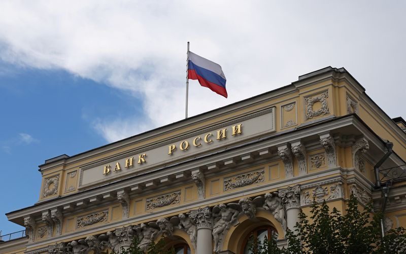Russia allows transfers from foreigners&#039; blocked accounts as part of asset swaps